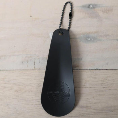 ＼クーポン配布中／ボタンワークス靴ベラ日本製バーンズキーホルダー鉄黒銀シルバーBARNSOUTFITTERSButtonWorksShoehorn