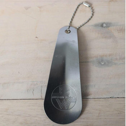＼クーポン配布中／ボタンワークス靴ベラ日本製バーンズキーホルダー鉄黒銀シルバーBARNSOUTFITTERSButtonWorksShoehorn